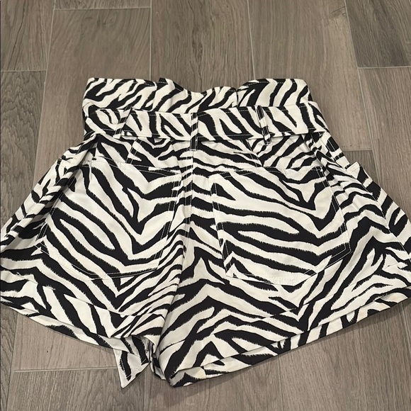 Marissa Webb Zebra Print High-Waisted Shorts Size 2 - Picture 2 of 4